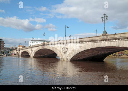 Kew Bridge, Londra, visto dalla sponda meridionale del fiume Tamigi. Foto Stock