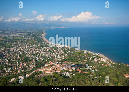 Vista di San Felice Circeo e la costa dal Monte Circeo (sul retro i Monti Ausoni), il Parco Nazionale del Circeo, Lazio, Italia Foto Stock