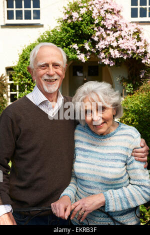 Coppia in pensione in piedi fuori piuttosto Home Foto Stock