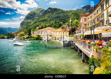 Il lago davanti alla terrazza del ristorante, Menaggio, Lago di Como, Lombardia, Italia Foto Stock