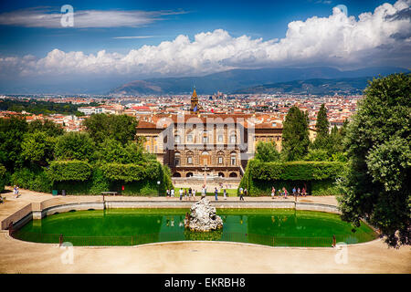 Angolo di Alta Vista di Palazzo Pitti posteriore con il Giardino di Boboli e una fontana, Firenze, Toscana, Italia Foto Stock
