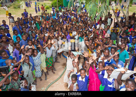 A metà gennaio 2015, un periodo di tre giorni di piogge eccessive portato unprecedneted inondazioni per la piccola e povera paese africano del Malawi. Esso spostato quasi un quarto di milione di persone e ha devastato 64.000 ettari di alnd e ucciso centinaia di persone. Questa foto mostra un gruppo di profughi in un campo di rifugiati, vicino Mulanje, con acqua pulita che viene pompato nell'accampamento. Foto Stock