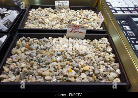 Opale etiope per la vendita, Tucson Gem e Mineral Show, Tucson, Arizona Foto Stock