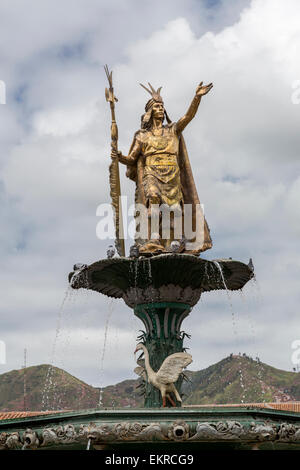 Perù Cusco. Re inca Pachacutec sulla fontana in Plaza de Armas. Foto Stock