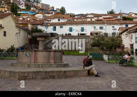 Perù Cusco. Plazoleta San Blas. Giocolieri praticanti in background. Foto Stock