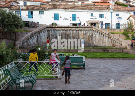 Perù Cusco. Plazoleta San Blas. Giocolieri praticanti in background. Foto Stock