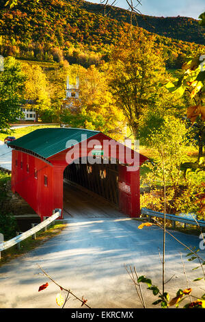 Elevato angolo di visione di un ponte coperto con un campanile di una chiesa in background, West Arlington, Grafton County, Vermont Foto Stock