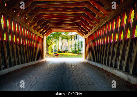 Vista attraverso un ponte coperto, Henry Bridge, Bennington, Vermont Foto Stock