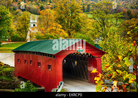 Elevato angolo di visione di un ponte coperto con un campanile di una chiesa in background, West Arlington, Grafton County, Vermont Foto Stock