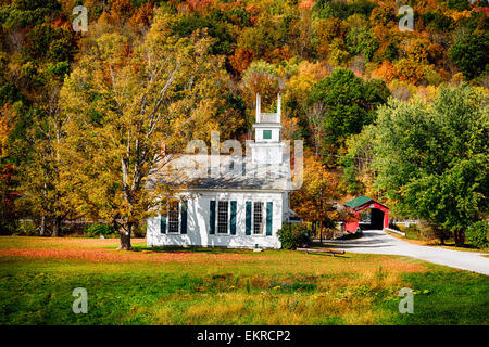 Angolo di Alta Vista di una piccola chiesa e un ponte coperto sul Villaggio Verde, Arlington, Vermont Foto Stock