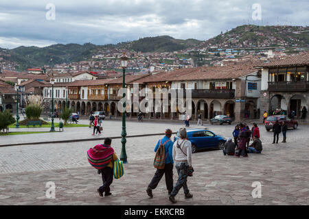 Perù Cusco. Portici coperti lungo un lato della Plaza de Armas. Foto Stock