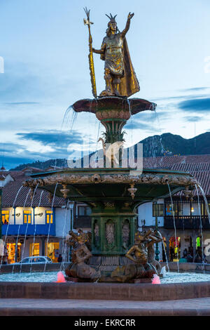 Perù Cusco. Re inca Pachacutec sopra Fontana in Plaza de Armas. Foto Stock