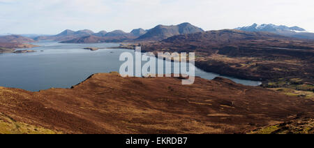 Vista sud da Ben Tianavaig, Skye, Scozia verso il rosso e il nero Cuillin Foto Stock