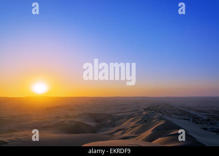 Vista del tramonto sopra le dune di sabbia in Huacachina, Perù Foto Stock