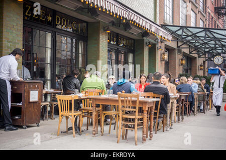 Cenare al fresco presso il ristorante Gemma in the Bowery Hotel di New York domenica 5 aprile, 2015. (© Richard B. Levine) Foto Stock