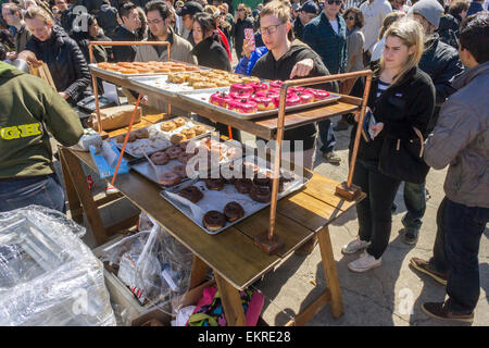 Foodies drool sopra le ciambelle di pasta sul giorno di apertura alla premiere outdoor food court, Smorgasburg in East River State Park nel quartiere di Williamsburg di Brooklyn a New York Sabato, 4 aprile 2015. Il marketplace offre preparati e artigianale di alimenti realizzati in Brooklyn da piccoli imprenditori. Il mercato ha fornito un luogo di ritrovo per numerosi cuochi e cuochi di vendere la loro mercanzia, alcuni dei quali sono cresciuti in grandi aziende di successo. (© Richard B. Levine) Foto Stock