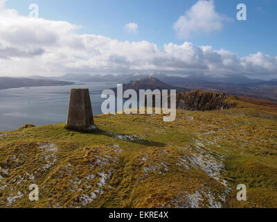 Trig punto sul vertice di Sithean Bhealaich Chumhaing vicino a Portree, Skye, Scozia Foto Stock