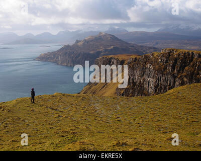 Vista sud da Sithean Bhealaich Chumhaing vicino a Portree, Skye, Scozia Foto Stock