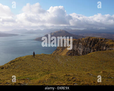 Vista sud da Sithean Bhealaich Chumhaing vicino a Portree, Skye, Scozia Foto Stock