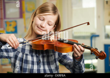Ragazza imparare a suonare il violino nella scuola lezione di musica Foto Stock