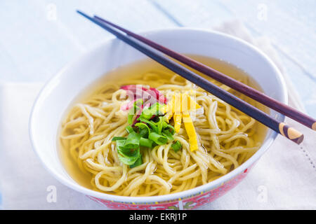 Saimin classica zuppa con char siu la carne di maiale, le uova e le cipolle verdi Foto Stock