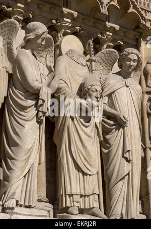 La scultura raffigurante Saint Denis tenendo la sua testa sul portale della Vergine della cattedrale di Notre Dame a Parigi, Francia Foto Stock