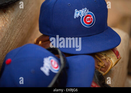 New Orleans, LA, Stati Uniti d'America. Xiii Apr, 2015. Iowa Cubs Cappelli e guanti durante il gioco tra Iowa Cubs e New Orleans Zephyrs a Zephyr Field a New Orleans, LA. Credito: csm/Alamy Live News Foto Stock