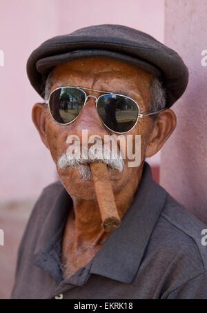 Un uomo cubano indossando occhiali da sole di fumare un sigaro in Vinales Foto Stock