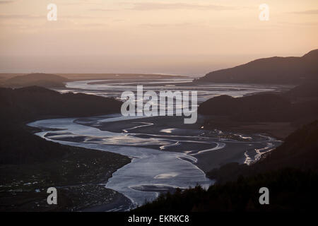 Sunset over mawddach estuary e barmouth, west wales. il tramonto è riflessa nella superficie lucida del fiume. Foto Stock