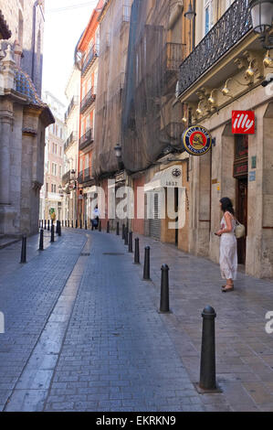 Esplorare gli stretti vicoli di Valencia in Spagna Foto Stock