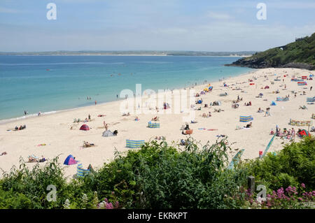 Persone su Porthminster Beach di St Ives in Cornovaglia Foto Stock