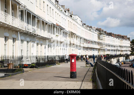 Red post box sulla Royal York Crescent strada residenziale di Clifton, Bristol. Foto Stock