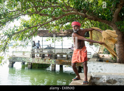 Un pescatore lavorando su le lagune di Kumarakom Kerala, India Foto Stock