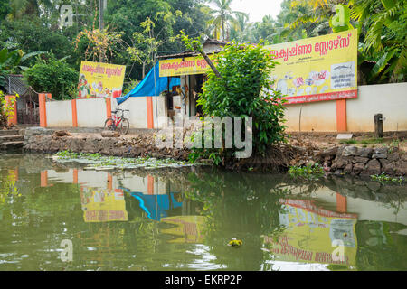 Riflessioni nelle backwaters di Kumarakom Kerala India Foto Stock