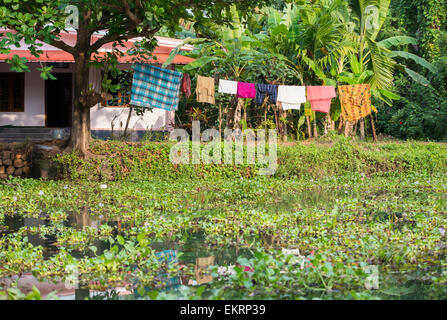 Il lavaggio appeso su una linea per le lagune di Kumarakom Kerala, India Foto Stock