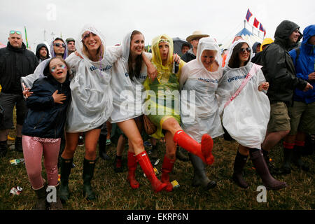 La pioggia inizia a Glastonbury 2014. Commissionato. Fotografia: Gary Carlton per il guardiano glastoweb Foto Stock