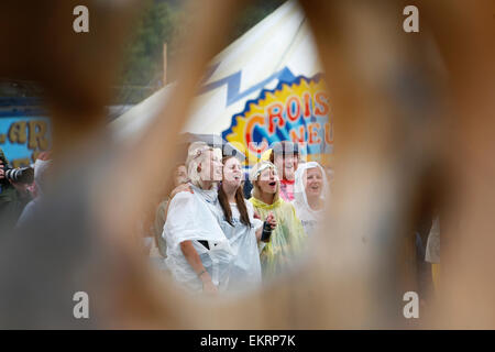 La pioggia inizia a Glastonbury 2014. Commissionato. Fotografia: Gary Carlton per il guardiano glastoweb Foto Stock