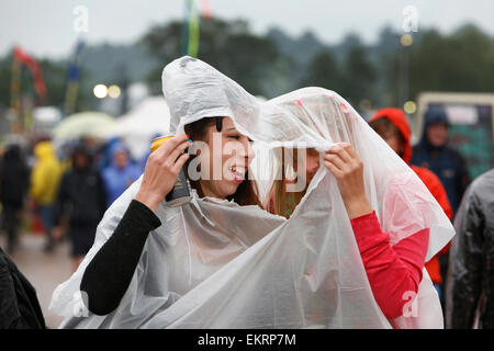 La pioggia inizia a Glastonbury 2014. Commissionato. Fotografia: Gary Carlton per il guardiano glastoweb Foto Stock