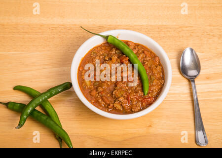 Una ciotola di chili con carne con fagioli e peperoncini verdi Foto Stock