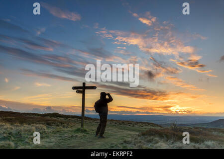 Un escursionista guardando sopra la valle di York, da un cartello lungo la strada di Cleveland sentiero in North Yorkshire, Inghilterra. Foto Stock