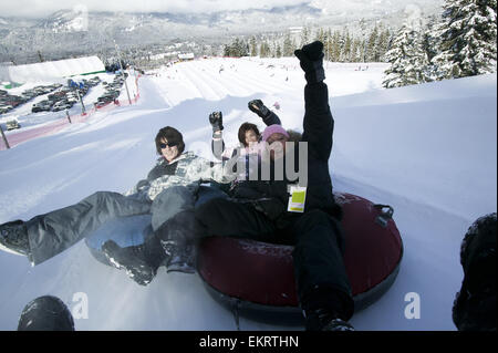 Divertimento per tutta la famiglia presso il Monte Blackcomb Tube park; Whistler, British Columbia, Canada Foto Stock