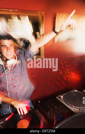 Disc Jockey riproduce la musica registrata da un vinile; Gold Coast di Queensland in Australia Foto Stock