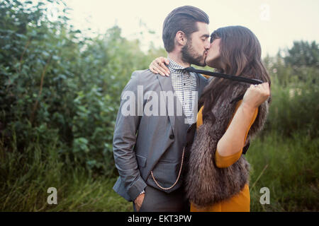 Una coppia in un appassionato bacio; Edmonton, Alberta, Canada Foto Stock