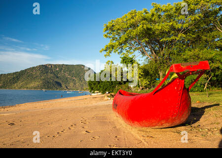Un tradizionale scavato canoe su una spiaggia di Cape Maclear sulle rive del Lago Malawi Malawi, Africa. Foto Stock