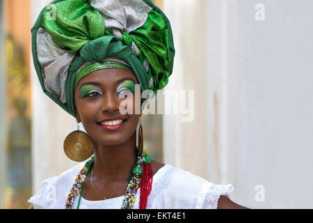 Baiana, donna brasiliana della discesa africana, sorridente, indossando costumi tradizionali in Pelourinho, Salvador, Bahia, Brasile. Foto Stock