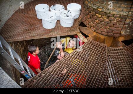 Kaatsheuvel, Paesi Bassi. Xiii Apr, 2015. La principessa Viktoria de Bourbon de Parme si svuota il Wishing Well insieme con i bambini da scuola Kinderboom nel parco a tema De Efteling in Kaatsheuvel, Paesi Bassi, 13 aprile 2015. I visitatori del parco possono riempire il Wishing Well con monete e fare un desiderio. Ogni anno i proventi sono resi disponibili per salvare i bambini, un'organizzazione che promuove i diritti dei bambini. La principessa Viktoria divennero i patroni di salvare i bambini. Foto: Patrick van Katwijk/ point de vue fuori - nessun filo SERVICE -/dpa/Alamy Live News Foto Stock