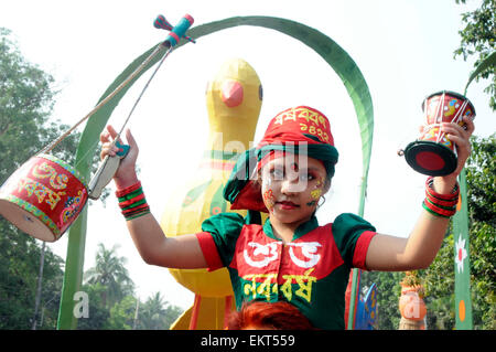 Dacca in Bangladesh. Xiv Apr, 2015. Un bambino celebra il bengali Anno Nuovo o Pohela Boishakh a Dhaka, nel Bangladesh, 14 aprile 2015. Popolo del Bangladesh ha celebrato il bengali nuovo anno in tutto il paese il martedì. Credito: Shariful Islam/Xinhua/Alamy Live News Foto Stock