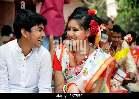 Dacca in Bangladesh. Xiv Apr, 2015. Celebrare del Bangladesh il bengali Anno Nuovo o Pohela Boishakh a Dhaka, nel Bangladesh, 14 aprile 2015. Popolo del Bangladesh ha celebrato il bengali nuovo anno in tutto il paese il martedì. Credito: Shariful Islam/Xinhua/Alamy Live News Foto Stock