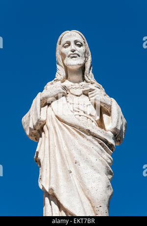 Statua bianca di Gesù Cristo al di fuori di cappella della Virgen de la Peña, Mijas, Andalusia, Spagna Foto Stock