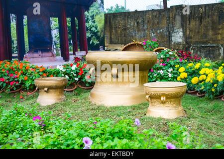 Materiale di tamburi di bronzo su erba in vietnames Foto Stock